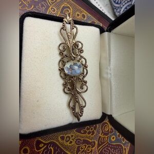 Vintage-Inspired Gold Floral Resin Brooch - Blue Flower Accent